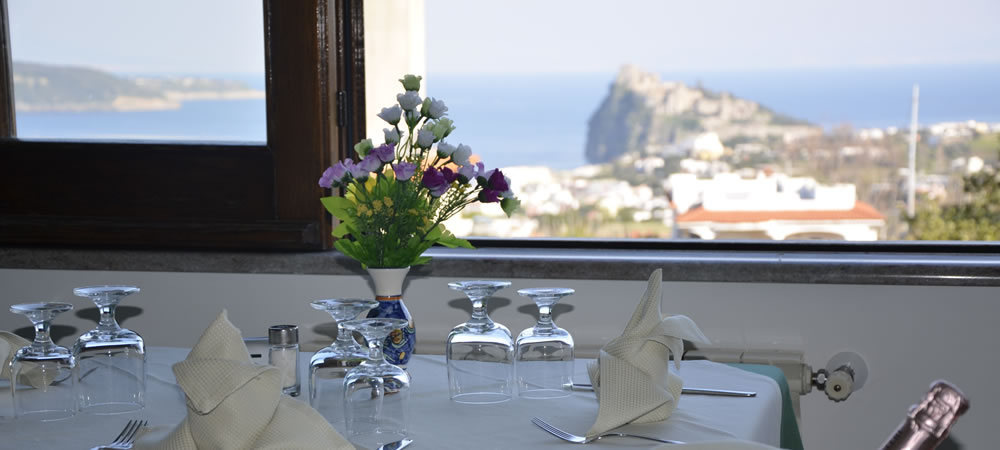 Tavolo Ristorante Ischia con veduta Castello